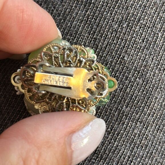 Vintage 60s Alice Caviness light green & white beaded clip on earrings - Picture 5 of 5